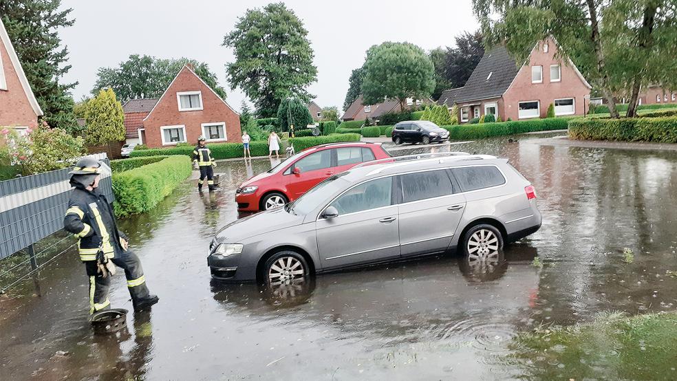 In der Weidenstraße hieß es Mittwochabend »Land unter«. Bei Starkregen ist das Kanalnetz im Siedlungsgebiet schnell überfordert, sodass sich das Wasser vor dem Haus von Familie Friedrichs sammelt.  © Foto: Berents