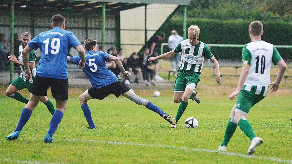 Lukas Yzer (am Ball) stellte die Abwehr des TSV Ostrhauderfehn immer wieder vor Probleme. So holte er in einer früheren Szene auch den Elfmeter zum 1:0 heraus, den er selbst verwandelte.  © Foto: Born