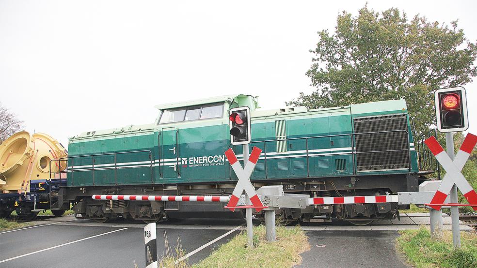 Bild aus vergangenen Tagen: Am Bahnübergang an der Dornumer Straße verkehrten vor einigen Jahren noch regelmäßig Enercon-Züge.  © Foto: Ostfriesische Nachrichten
