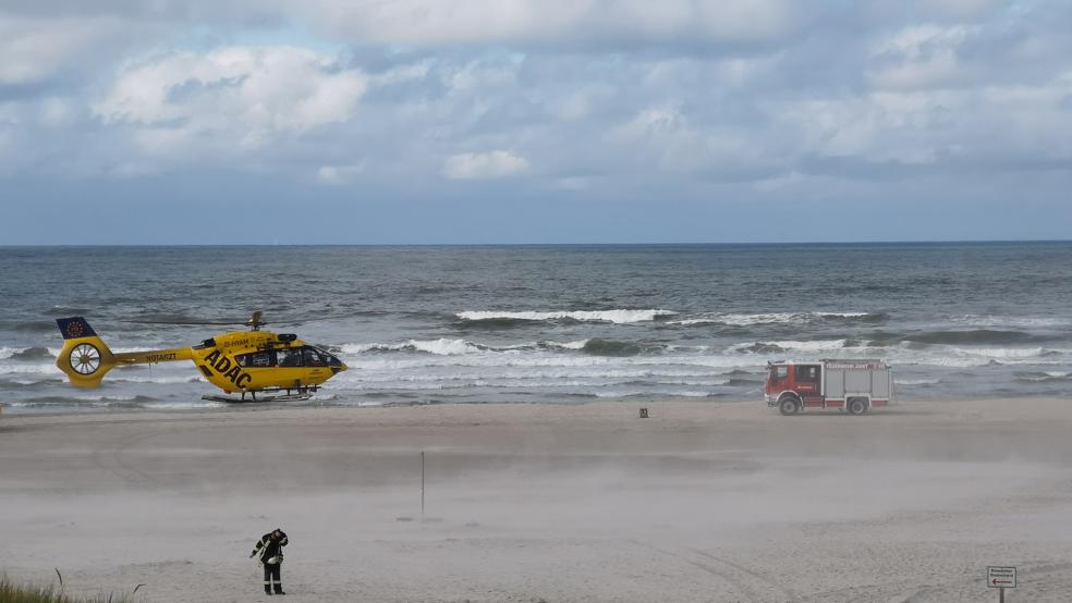 Bei der Suche nach dem vermissten Schwimmer war auch ein Hubschrauber vor der Insel Juist im Einsatz. © Feuerwehr