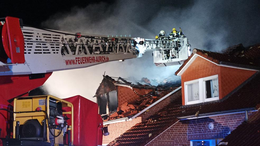 Ein Großaufgebot an Feuerwehrleuten bekämpfte am 11. August den Hausbrand in Uthwerdum.  © Foto: Feuerwehr