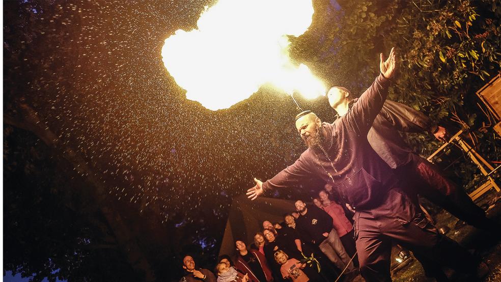 Spektakuläre Effekte bot die Feuershow beim Michaelismarkt 2018, auch in diesem Jahr dürften die beiden Feuer-Fakire im Stadtpark wieder für angeregte Unterhaltung sorgen.  © Archivfoto: Klemmer