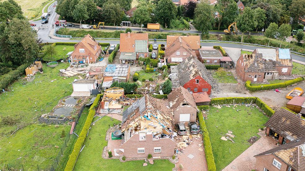 Häuser in Berumerfehn wurden über Nacht von einem Tornado zerstört. Ein Jahr später kommt der Wiederaufbau langsam voran.  © Fotos: Dittrich/dpa