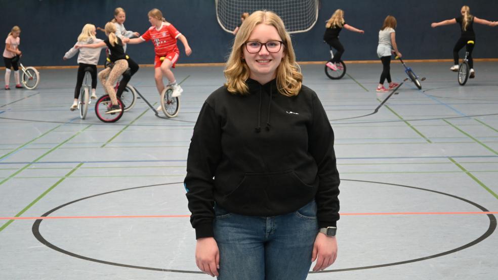 Lena Oorlog in ihrem Element: Donnerstags ist die 23-Jährige als Übungsleiterin der Akeitu-Gruppe des TV Bunde aktiv - nur eine ihrer zahlreichen ehrenamtlichen Aktivitäten. © privat