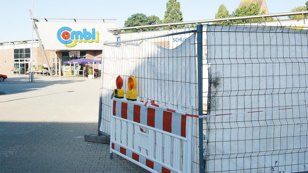 Hinter dieser Absperrung an der »Combi«-Einfahrt an der Kirchhofstraße verbirgt sich das Fundament des neuen Werbepylons, der demnächst aufgestellt werden soll.  © Foto: Hoegen