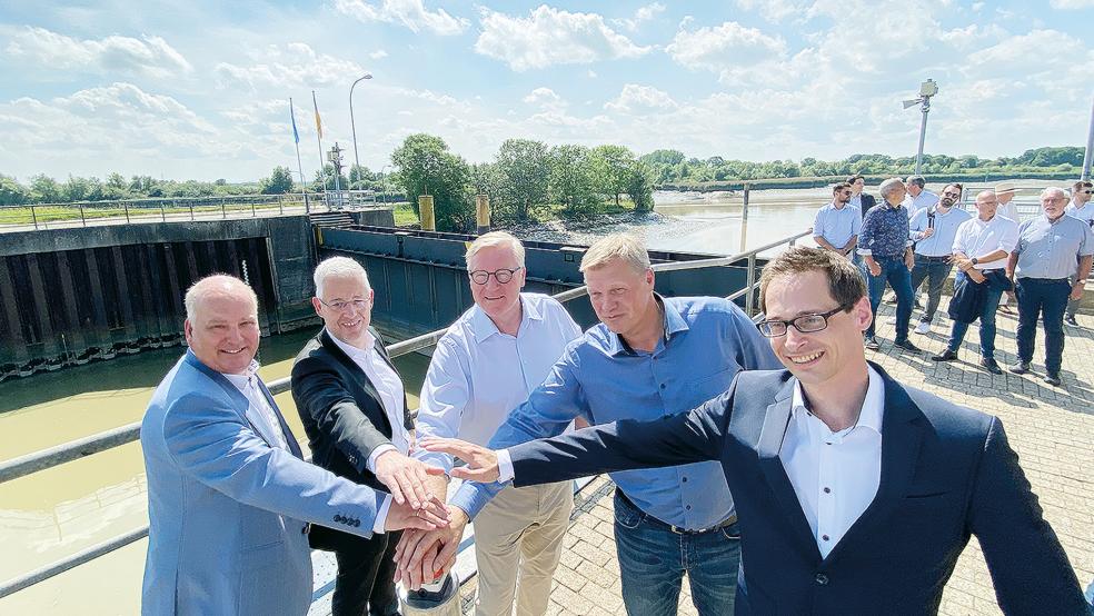 Nach der »Handschlag-Politik« kam nun das Handauflegen: Mit einem symbolischen Knopfdruck weihten Bürgermeister Claus-Peter Horst, Landrat Matthias Groote, Wirtschaftsminister Dr. Bernd Althusmann, CDU-Landtagsabgeordneter Ulf Thiele und Stadtwerke-Vorstand Timo Kramer (von links) die modernisierte Seeschleuse ein.  © Foto: Hanken