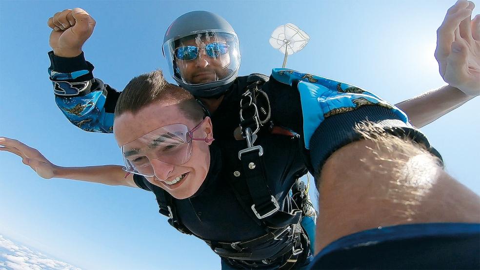 Marcel Saathoff aus Moormerland erfüllte sich im vergangenen Jahr mit seinem Tandemsprung einen Traum und hat sich auch dieses Jahr schon wieder angemeldet.  © Fotos: Wilken (privat)