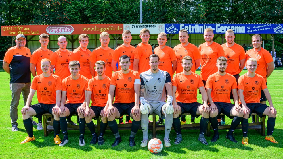 Die 1. Herren des SV Wymeer-Boen in der Saison 22/23. Obere Reihe von links: Trainer Manfred Klock, Dario Huisinga, Jan Bakker, Nico Kronberg, Malte Maas, Marco Dreesmann, Ihno Frieling, Marvin Maas, Timo Blaauw, Dieter Schulte, Michael Yzer und Henning Dreyer. Untere Reihe von links: Frank Lüppens, Steffen Tergast, Malte Sap, Dennis Klock, Ingo Lüppens, Frank Schulte, Benjamin Kock und Dani van Hemmen. © Bruins