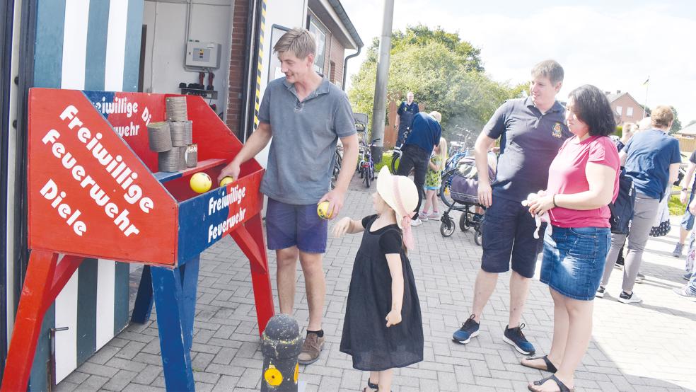 Auch Dosenwerfen gehörte zu den Spielen, die die Feuerwehr Diele am Sonnabend für Kinder anbot. Viele Familien nutzten da schöne Wetter für einen Abstecher zum Gerätehaus an der Dieler Straße.  © Fotos: Kuper