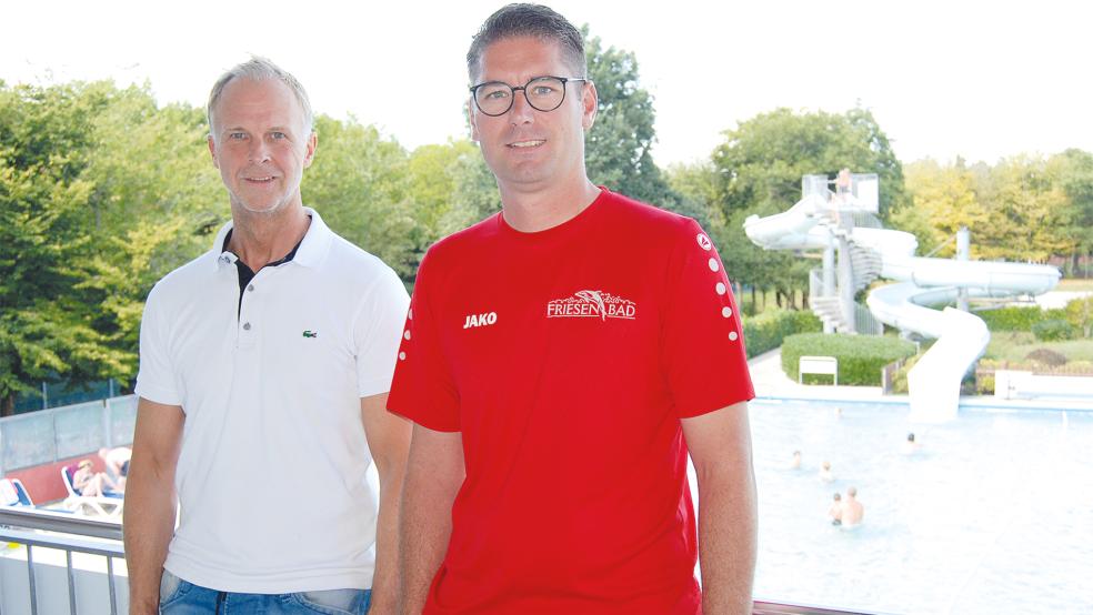 Hermann Welp (links) und Markus Bakker blicken auf eine gute Woche Friesenbad-Betrieb zurück, die Unterbrechung der Fernwärme-Lieferung machte sich kaum bemerkbar.  © Foto: Hoegen