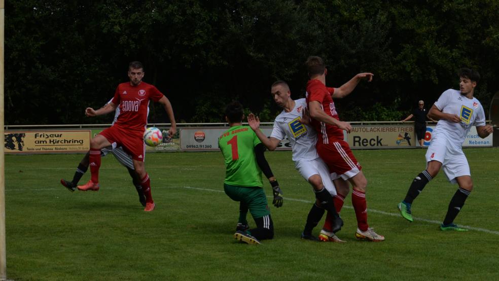 Leichtes Spiel zum 2:1: Lukas Kappernagel (rotes Trikot, links) muss nur noch das Bein reinhalten, um zu treffen. © Born