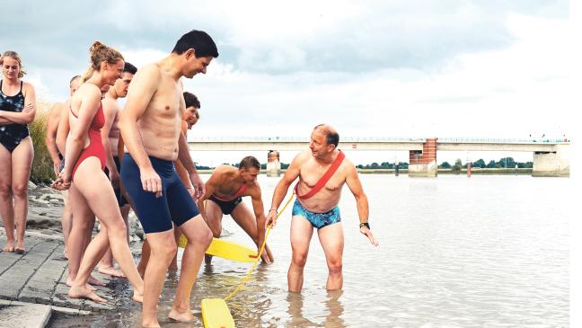 Fluss-Bett statt Friesenbad: DRLG-Schwimmer trainieren in der Ems