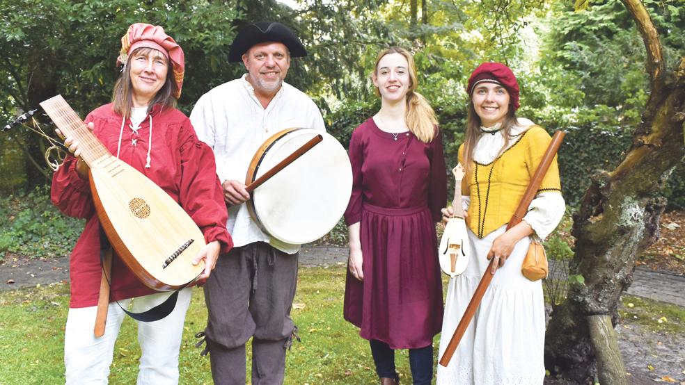 Passend gekleidet spielten und sangen (von links) Ute Schildt, Hajo Wienroth, Agnes van Laar und Marie Wienroth im Garten des Organeums Musik und Lieder des Mittelalters und der Renaissance.  © Foto: Kuper