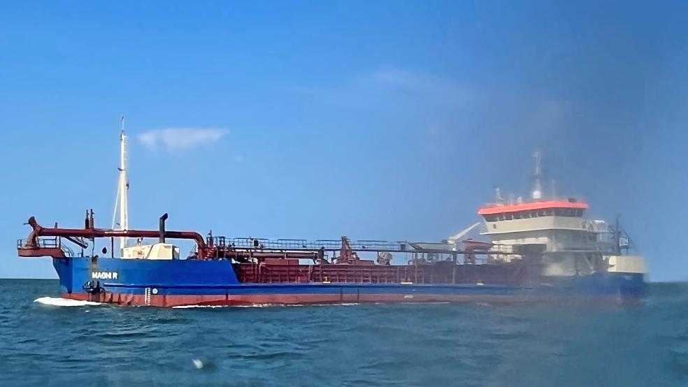 Die Seenotretter nähern sich mit dem Seenotrettungsboot »Secretarius« der DGzRS dem Baggerschiff »Magni R«, um einen verletzten Seemann zu übernehmen.  © Foto: Die Seenotretter – DGzRS