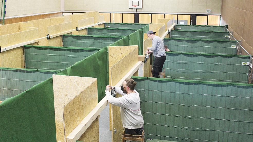 In der Unterkunft in der BBS-Sporthalle leben derzeit 100 Menschen. Am Dienstag wurden 22 Neuzugänge erwartet.  © Foto: Berents