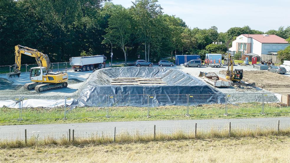 Auf der Fläche zwischen Schleusenweg und Fitness-Center (hinten rechts) wird derzeit eifrig gebaggert - Vorbereitungen für den Brückenbau.  © Foto: Hanken