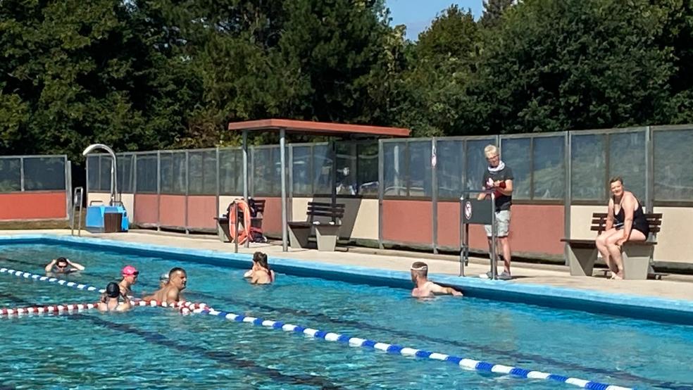 Das Friesenbad in Weener ist das einzige Freibad im Landkreis Leer. Mit den Besucherzahlen seit Eröffnung der Saison Mitte April ist Geschäftsführer Hermann Welp sehr zufrieden.  © Foto: Hoegen