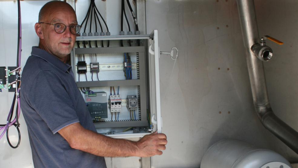 Biolarum-Geschäftsführer Martin Refle zeigt die Steuerungstechnik der Anlage. Er geht davon aus, dass es bis zur Markteinführung des Systems noch ein Jahr dauern wird. © Meyer
