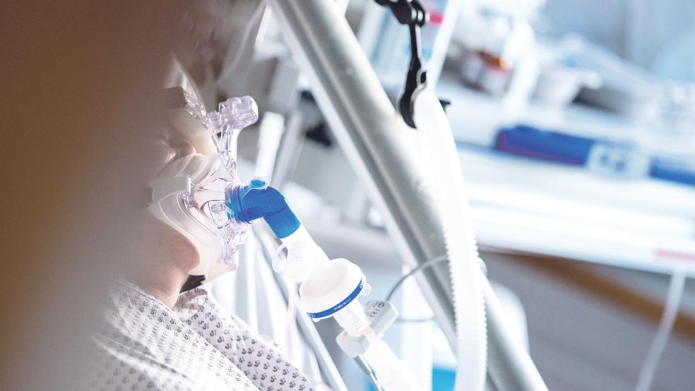 Das Klinikum Leer hat als Reaktion auf die Pandemie die Zahl der Beatmungsplätze deutlich erhöht.  © Foto: Büttner/dpa