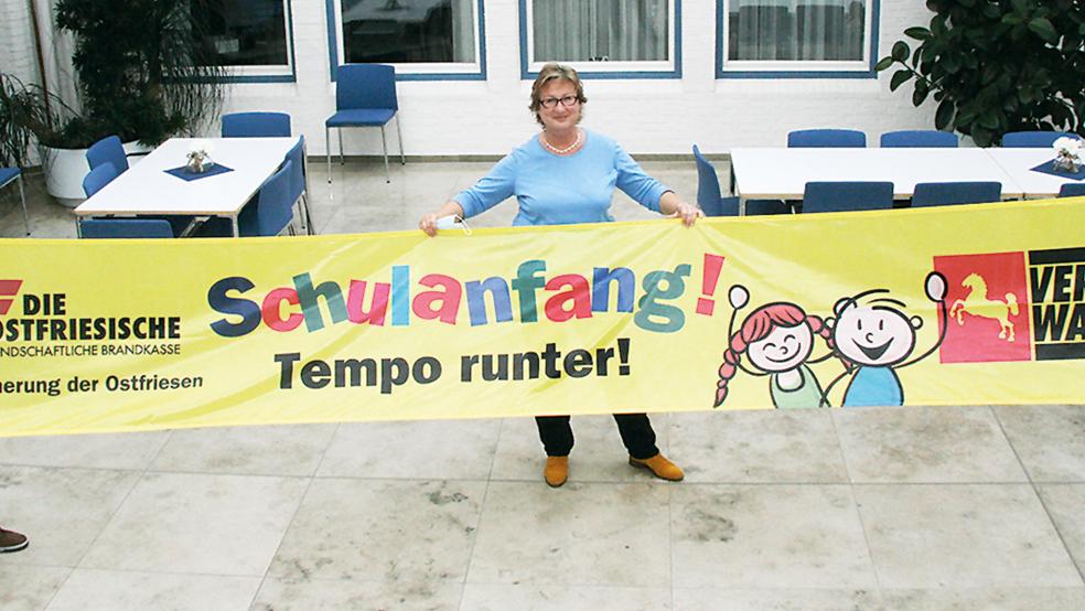 Im Hause der Brandkasse wurden den beiden Vertretern der fünf ostfriesischen Verkehrswachten die neuen Warnbanner übergeben (von links): Hans-Friedel Walther (VW Aurich), Signe Foetzki (Pressesprecherin der Brandkasse) und Hajo Reershemius (Gebietsbeauftragter der Ostfriesischen VWs und Vorstand VW Norden)  © Foto: Privat