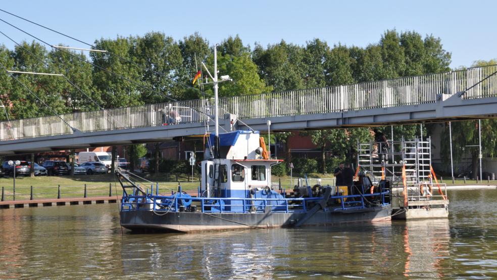 Auch ein Schiff kam bei den Reparaturarbeiten zum Einsatz. © Wolters