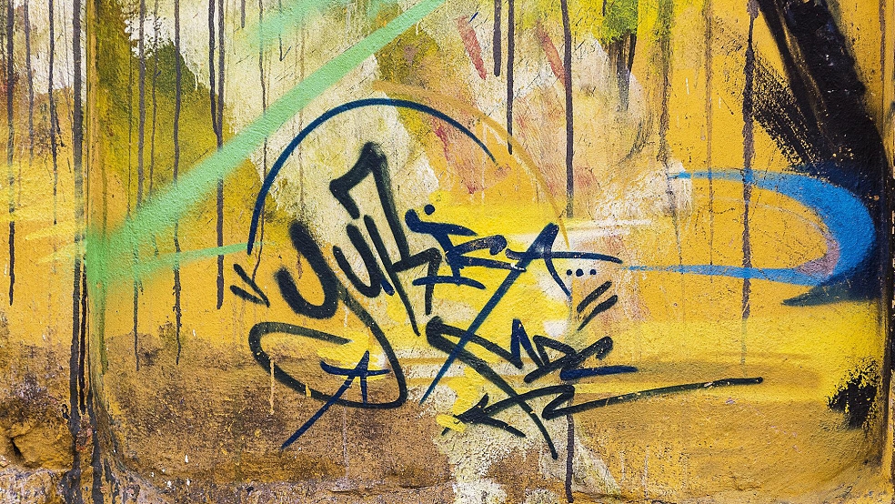 Mit Graffiti verunziert haben unbekannte Täter die Betonsäule eines Windkonverters in Holtgaste.  © Symbolfoto: Pixabay