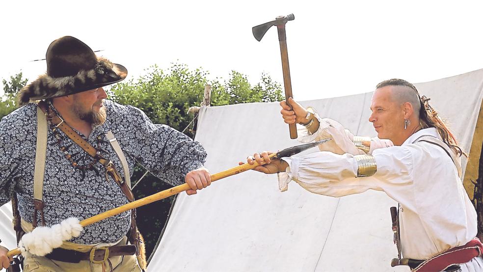 Kampfszenen wie diese wurden bei den »Papenburger Shooting Days« nachgestellt.  © Foto: Judith Bootsmann