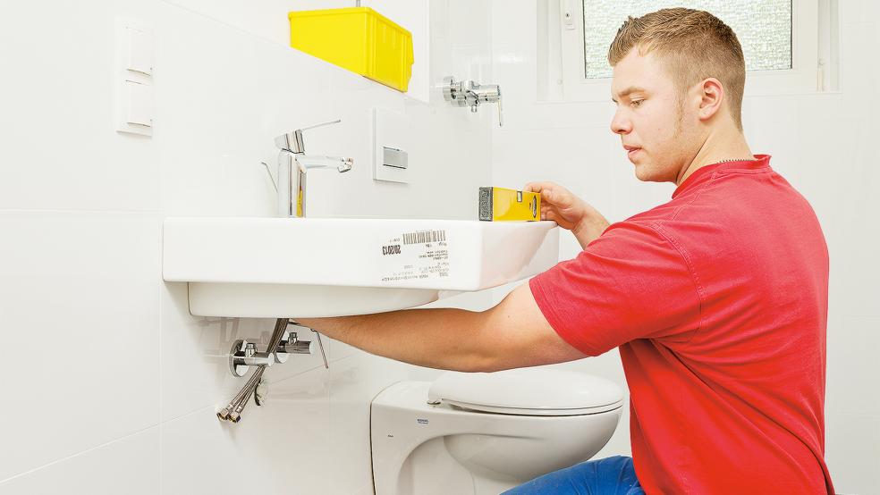 Eines der Gewerke, das in diesem Jahr einen Zuwachs verbuchen konnte: Die Anlagenmechaniker für Sanitär-, Heizungs- und Klimatechnik.  © Foto: www.amh-online.de