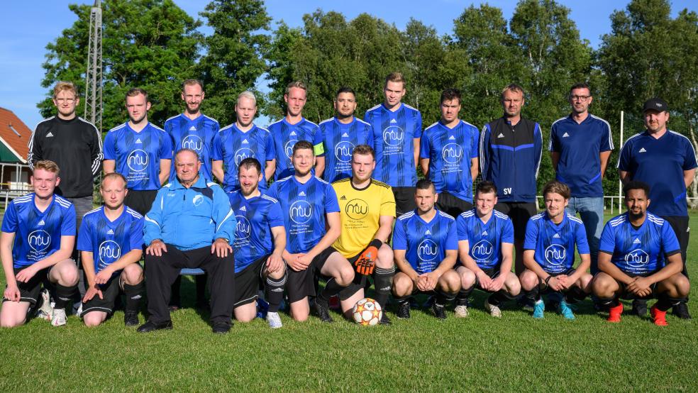 Die 1. Herren der SG Ditzumerverlaat/Ditzum in der Saison 22/23. Obere Reihe von links: Oliver Janssen, Jonas Reck, Rikus Janssen, Markus Geuken, Dirk Geuken, Rainer Michels, Henning Pruin, Julian Klimm, Co-Trainer Sven Vietor, Trainer Hinni Tammen und Co-Trainer Kai Kruse. Untere Reihe von links: Thede Frei, Nils van Wieren, TuS-Pressewart Arnold Wilken, Ingo Refle, Hauke Buß, Nils Woortmann, Andreas Reck, Derk Boelsums, Kevin Dirks und Kaleb Erz. Es fehlen: Stefan Bronn, Tobias Fall, Lukas Lüdemann, Christian Meulenkamp, Thomas Wilken sowie MTV-Pressewart Helmut Schneider. © Bruins