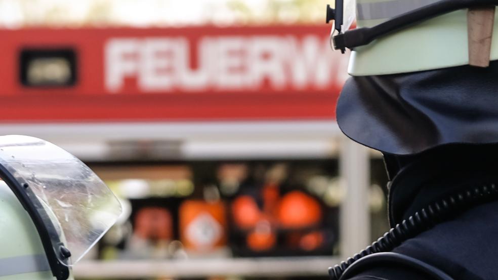 Einen brennenden VW Polo löscht die Feuerwehr gerade an der Dorfstraße in Leer.  © Symbolfoto: Klemmer