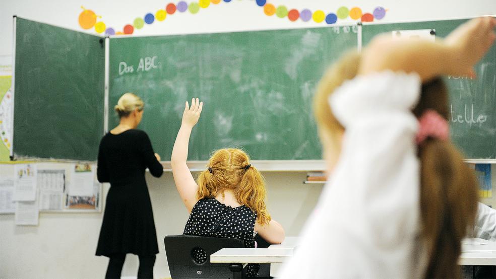 Vor allem an den Grundschulen im Rheiderland ist die Suche nach Lehrkräften mit vielen Hürden verbunden.  © Foto: dpa
