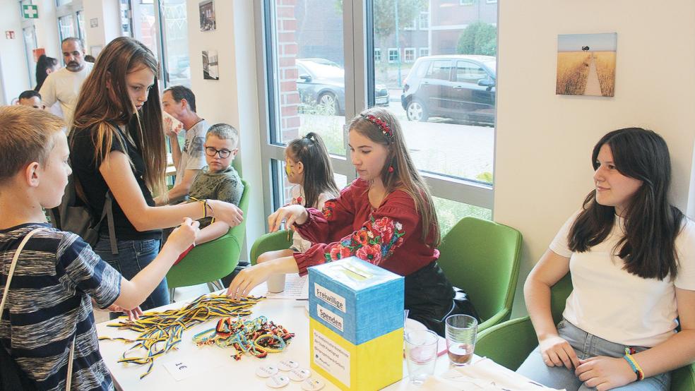 Diana und Oleksandra sammelten auf dem Fest auch Spenden für die Flüchtlingshilfe. Für die Gäste des Festes gab es Armbänder.  © Foto: Berents