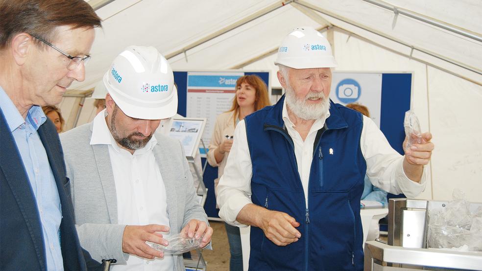 Ungewohnte Ausstattung: Ratsherr Tim Philipps (Mitte) und Ratsherr Arnold Venema (rechts) mit Helmen und Sicherheitsbrillen, die für die Führung durch die Anlage getragen werden mussten. Links im Bild Obersielrichter Willem Berlin.  © Hoegen