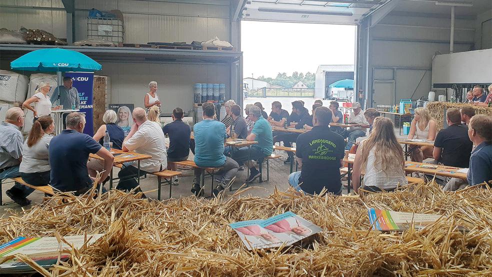 Beim Lohnunternehmen Thomßen in Bunde tauschten sich Politiker und Landjugend aus.  © Foto: privat