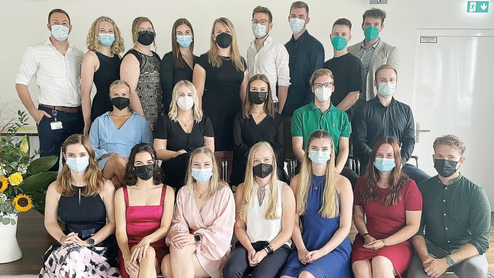 20 Auszubildende haben an der Schule für Physiotherapie am Klinikum Leer ihre Examen mit Erfolg abgelegt.  © Foto: Klinikum Leer