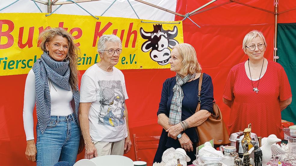 Auch auf dem Flohmarkt in Simonswolde war der Tierschutzverein »Bunte Kuh« jetzt vertreten, mit den Verkaufserlösen wird die Vereinsarbeit mit finanziert. Im Bild von links Beate Stammwitz, Ursula Kockelke, Anne Kiehne-Fröhner und Renate Ankelmann.  © Foto: privat