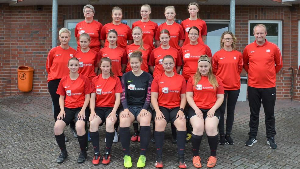 Die 1. Damen des SV Ems Jemgum in der Saison 22/23. Obere Reihe von links: Nicole Zimmer, Svenja Backer, Melina Schulte, Rieke Nagel und Lena Amelsberg. Mittlere Reihe von links: Betreuerin Martina Geertsema, Feemke Buß, Laura Pruin, Pia Geertsema, Annika Hüncke, Anneke Waddenberg, Betreuerin Yvonne Frieling und Trainer Nils Hofmann. Untere Reihe von links: Frauke Schröder, Annika Reck, Aaltje Bachmann, Deike Waddenberg und Marika Peil. Es fehlen: Trainer Rainer Stützer, Neele Geyken, Jana Frieling, Celine Schulte, Lissa Even, Talea Buß, Milena Voß, Tjalda Sangen, Michelle Dirks, Rieke Brinkmann, Mira von Höveling und Ann-Kathrin Oosterhuis. © Bruins