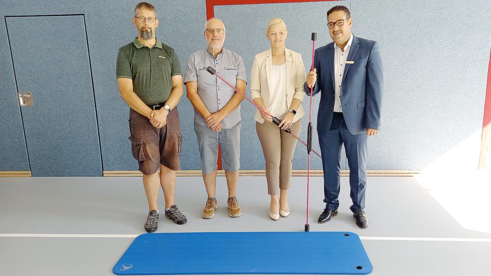 Wolfgang Hermann (von links) und Alfred Köller vom TuS Weener freuten sich über die Spende, die Kathrin Rieken und Hermann Hantschel symbolisch für die Sparkasse Leer-Wittmund übergaben.  © Foto: Born