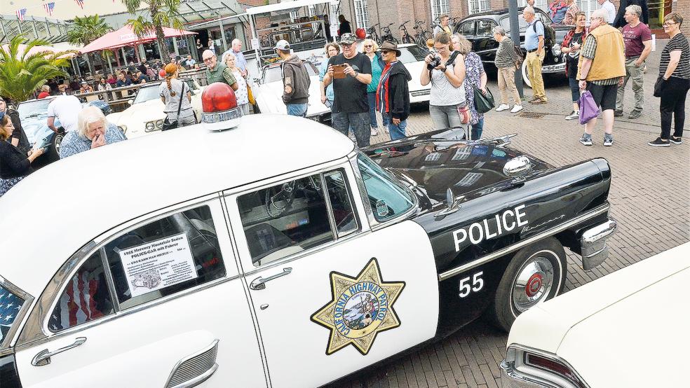 Rund 100 Old- und Youngtimer säumten die Leeraner Innenstadt und ließen die zahlreichen Fans amerikanischer Autos die Kameras zücken.  © Foto: Ammermann