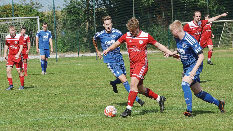 Jemgums Hauke Bugiel (Mitte) traf zum 1:2 - viel mehr war für den SV Ems gegen Süderneuland aber auch nicht zu holen.  © Foto: Born
