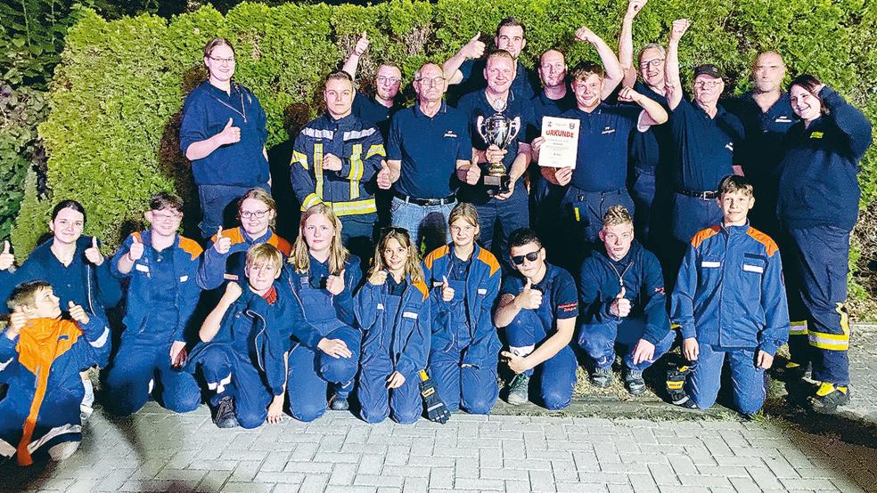 Die Aktiven und Jugendlichen der Jemgumer Feuerwehr waren in Stapelmoor die Schnellsten beim Wettkampf.  © Foto: Kuper