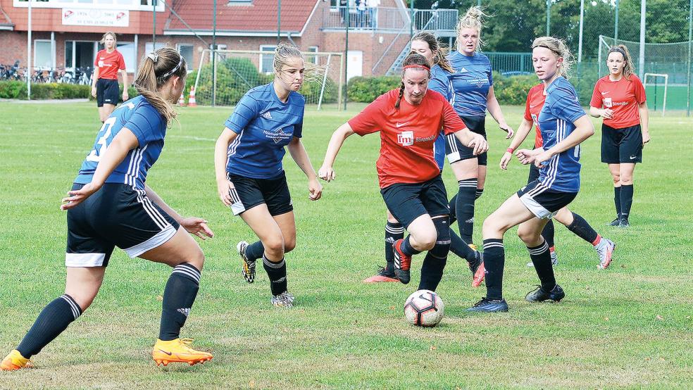 Mit Annika Reck (am Ball) und der Offensive des SV Ems Jemgum hatten die Gäste-Verteidigerinnen so ihre liebe Mühe.  © Foto: Ammermann