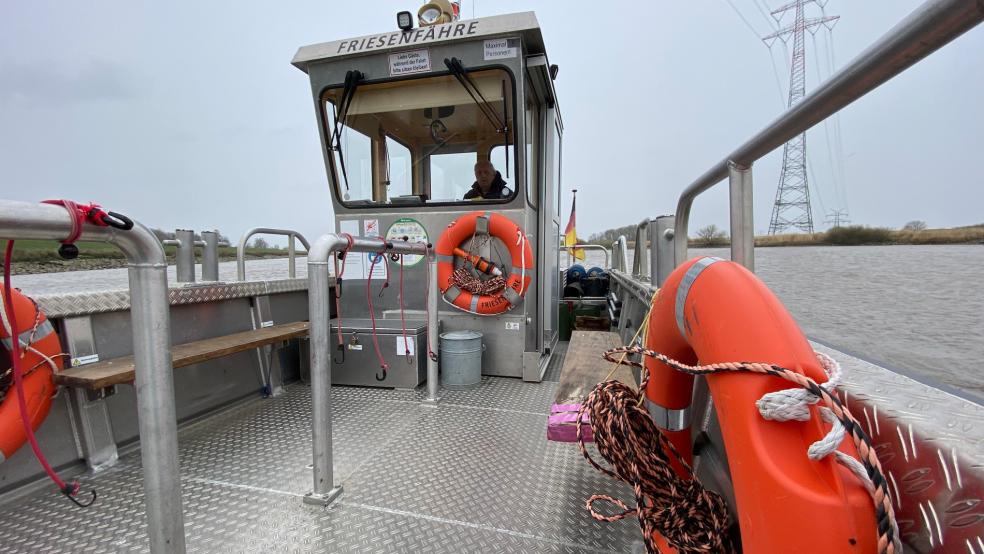Die Friesenfähre stellt ihren Verkehr auf der Ems ab Donnerstag vorübergehend ein, weil sie auf dem »NDR 2 Papenburg Festival« im Werfthafen zum Einsatz kommen wird. © Hanken (Archiv)