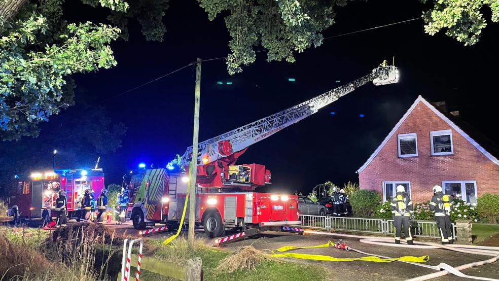 Das Wohnhaus im Auricher Ortsteil Wiesens wurde vom Brandrauch stark in Mitleidenschaft gezogen und ist nach Angaben der Feuerwehr vorübergehend nicht bewohnbar. © Feuerwehr
