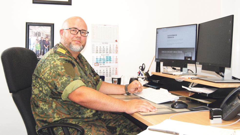 Kapitänleutnant Sascha Konjer an seinem Büroarbeitsplatz, Computer sind aus der Logistik auch bei der Bundeswehr nicht mehr wegzudenken.  © Foto: Hoegen