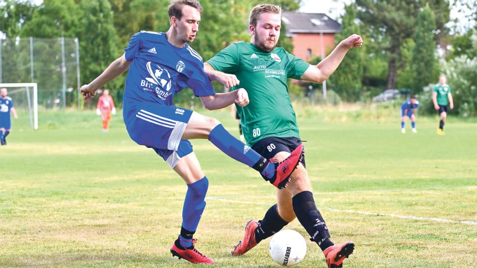 Oscar Zechner (rechts) kann hier gegen Kai Hillebrand eine Flanke verhindern.  © Foto: Bruins