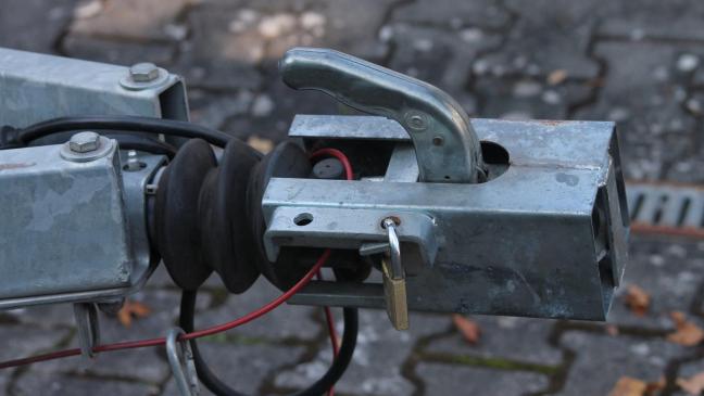 Trike-Fahrer von Pappstück getroffen