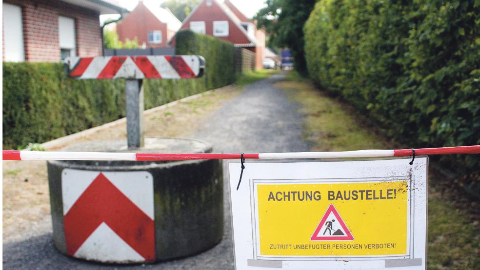 Dieser Weg führt vom Stapelmoorer Kroosweg in Richtung Hauptstraße und wurde vom Pächter gesperrt. Das stößt einigen Anwohnern sauer auf.  © Foto: Busemann