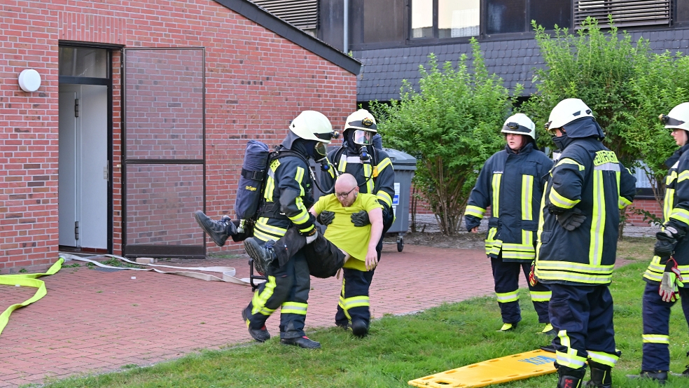 Zwei Menschen musste bei einer Übung aus dem Dorfgemeinschaftshaus Jemgum an der Hofstraße gerettet werden. Die Feuerwehr war mit 25 Einsatzkräften vor Ort.  © Foto: Bruins