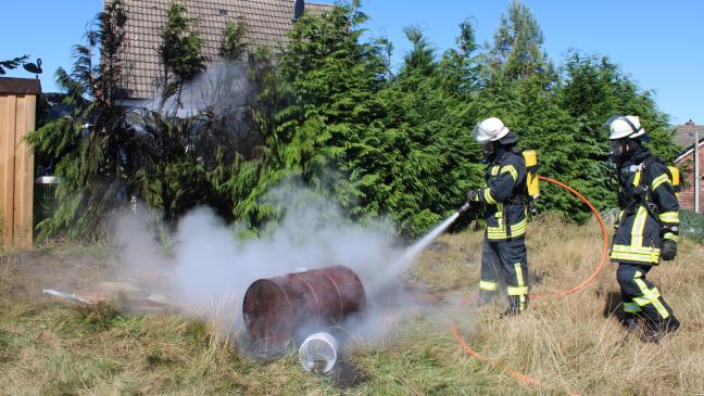 Sperrmüll-Brand greift auf Hecke über
